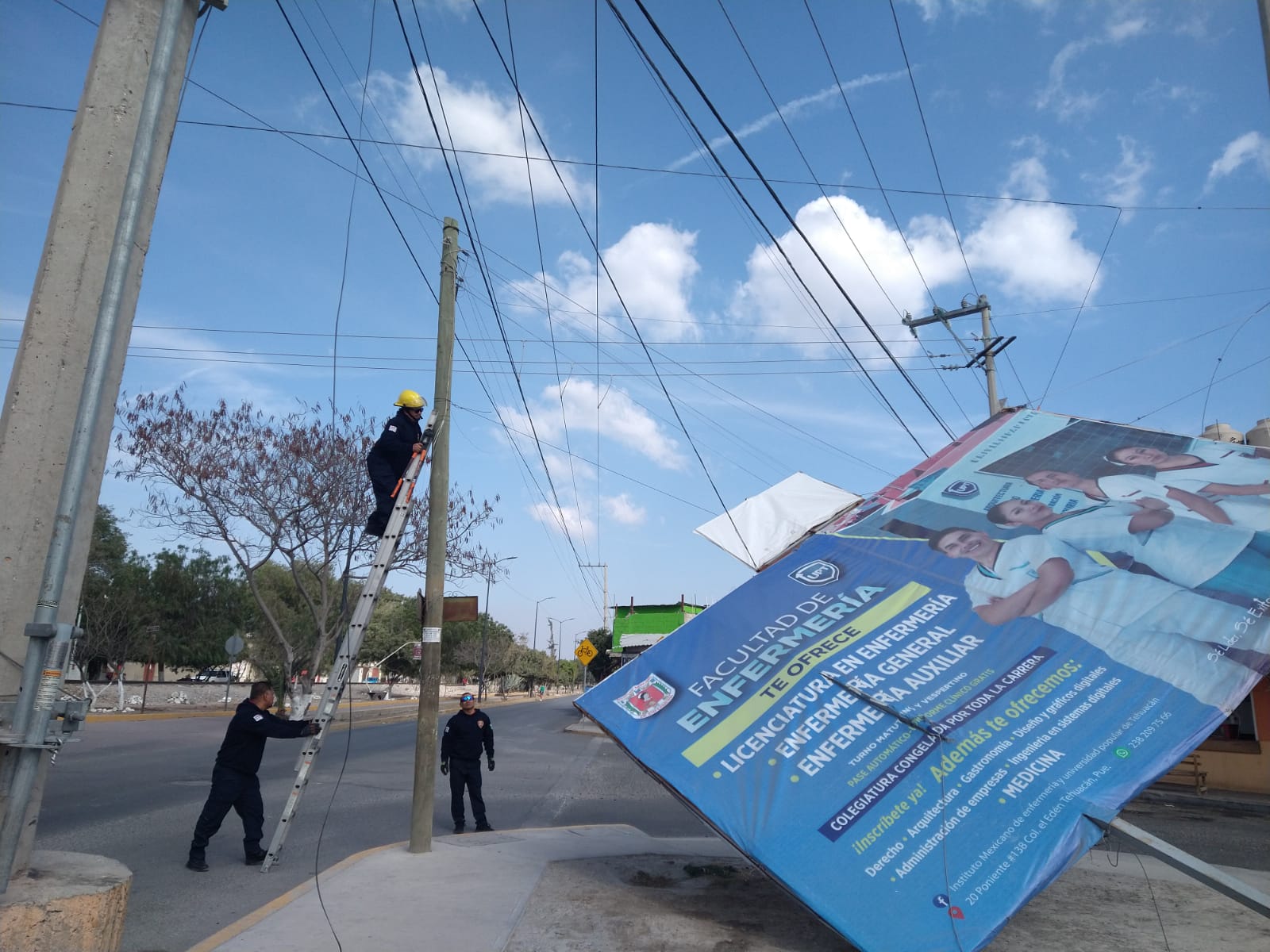 Fuertes vientos derriban espectacular en la 18 Poniente y Vía Puebla en Tehuacán 