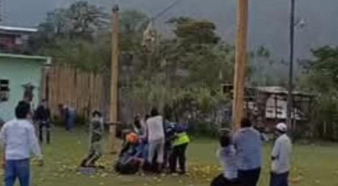 Acusan a edil de Tlacuilotepec de permitir la famosa "descabezada" con una gallina 