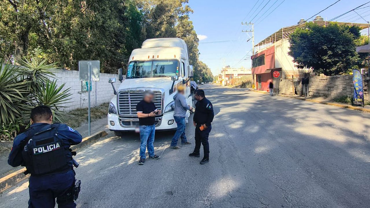 Recupera Policía Estatal tractocamión y cargamento de varilla en Xoxtla