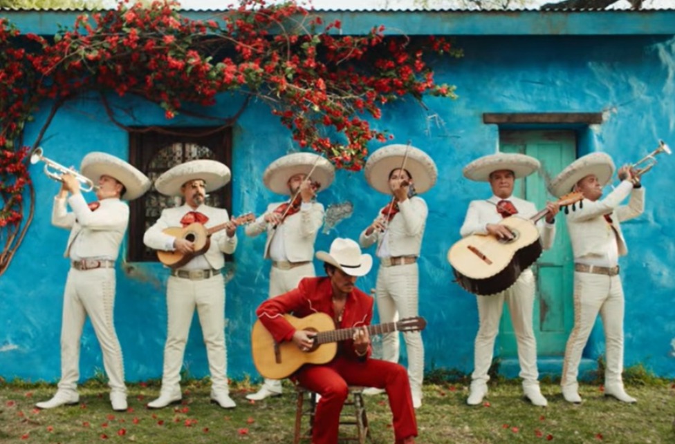Bruno Mars cantando con mariachi en su nuevo video Risk I tall 