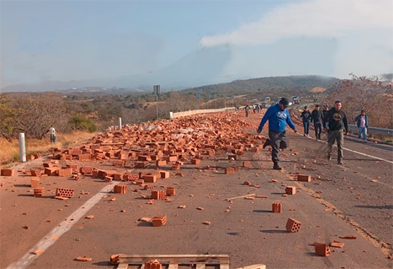 Volcadura de tractocamión bloquea la Autopista Siglo XXI en Cohuecán