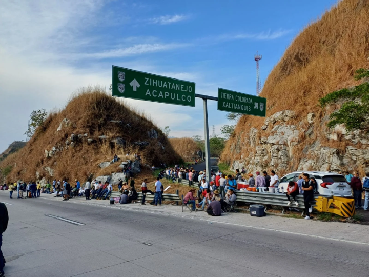 Se registra caos vial en la Autopista del Sol, manifestantes la tienen bloqueada