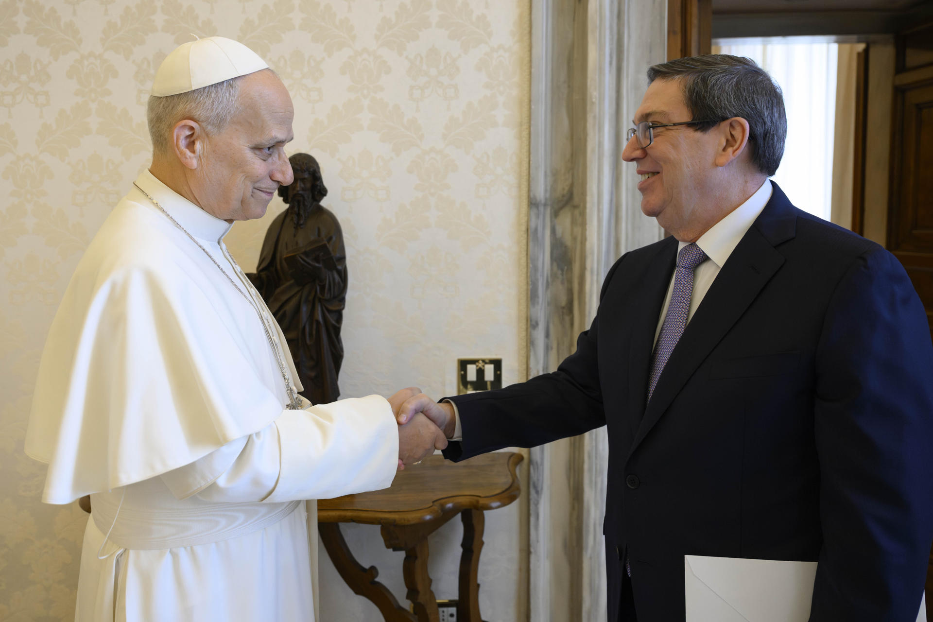 El papa León XIV recibe al canciller cubano Bruno Rodríguez en medio de tensiones con Estados Unidos
