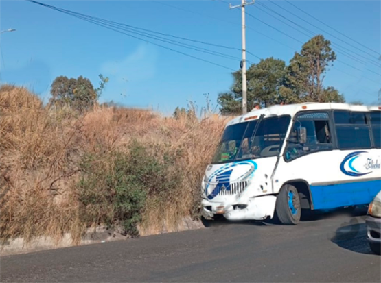 Microbús choca contra montículo en la vía corta Santa Ana–Puebla; hay lesionados leves