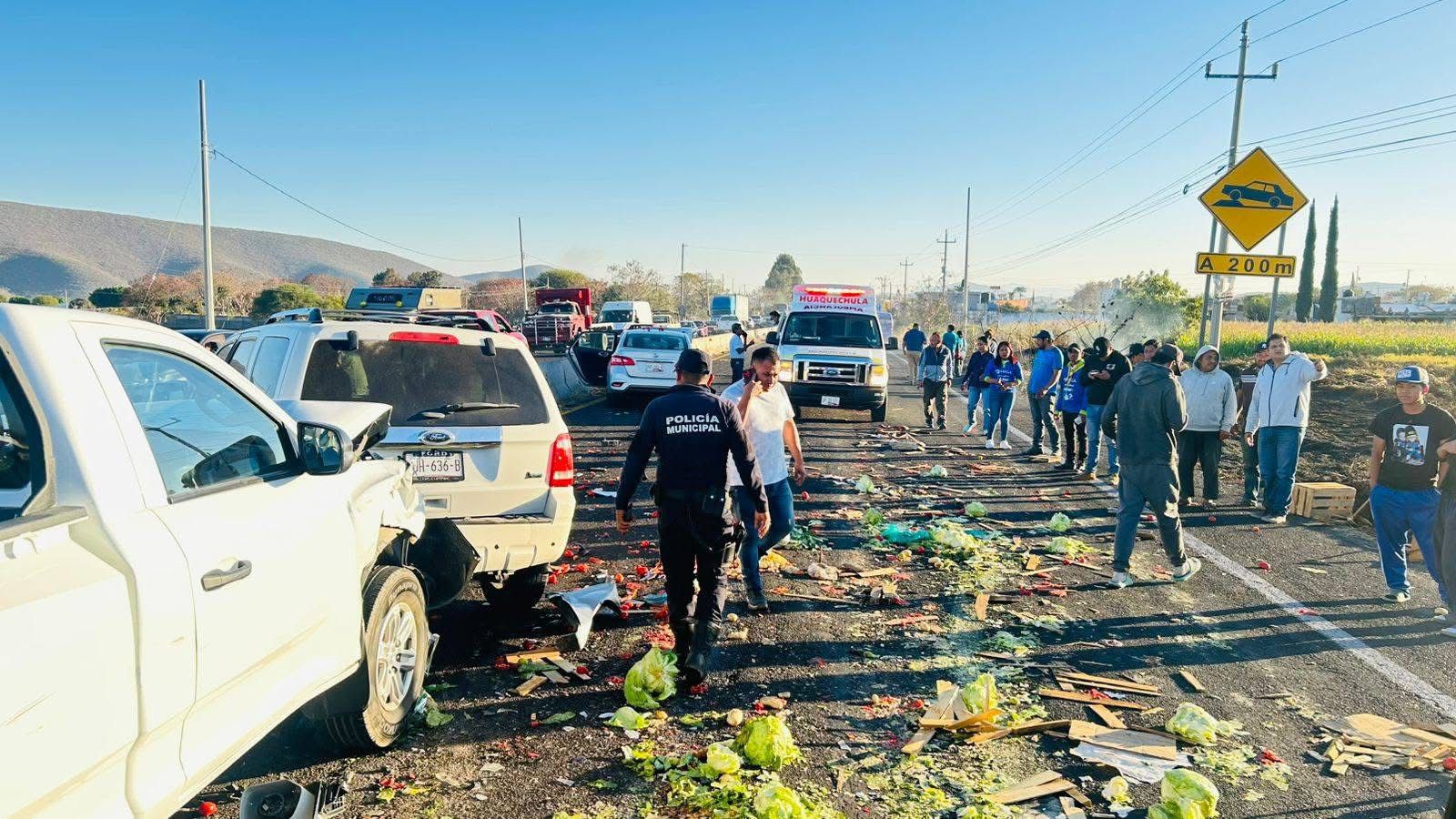Quema de pastizales provoca carambola de ocho autos en la Atlixco- Izúcar