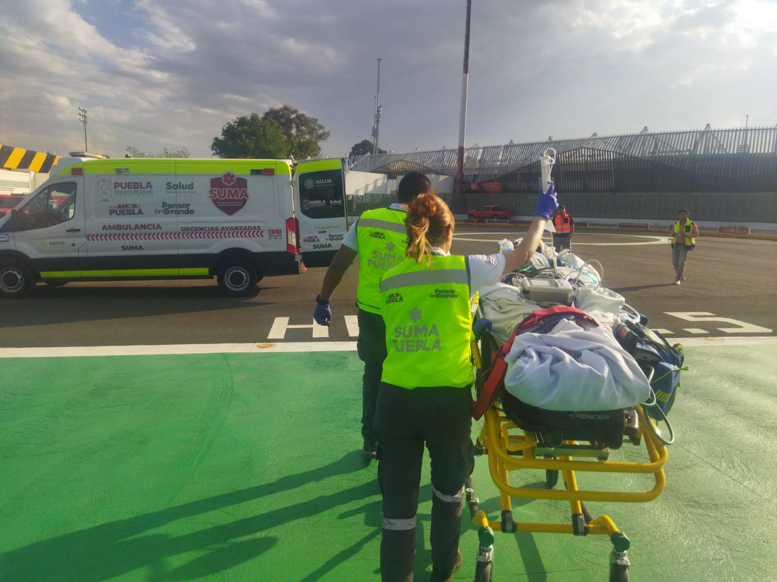 Salud traslada vía aérea a joven de 21 años de Chiautla de Tapia