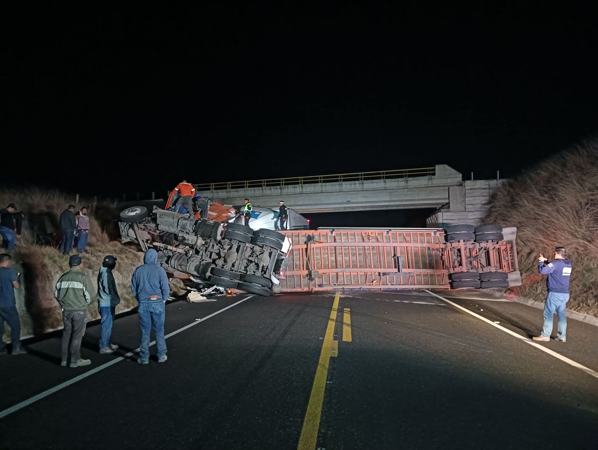 Dos muertos tras choque de tráileres sobre la Amozoc-Perote