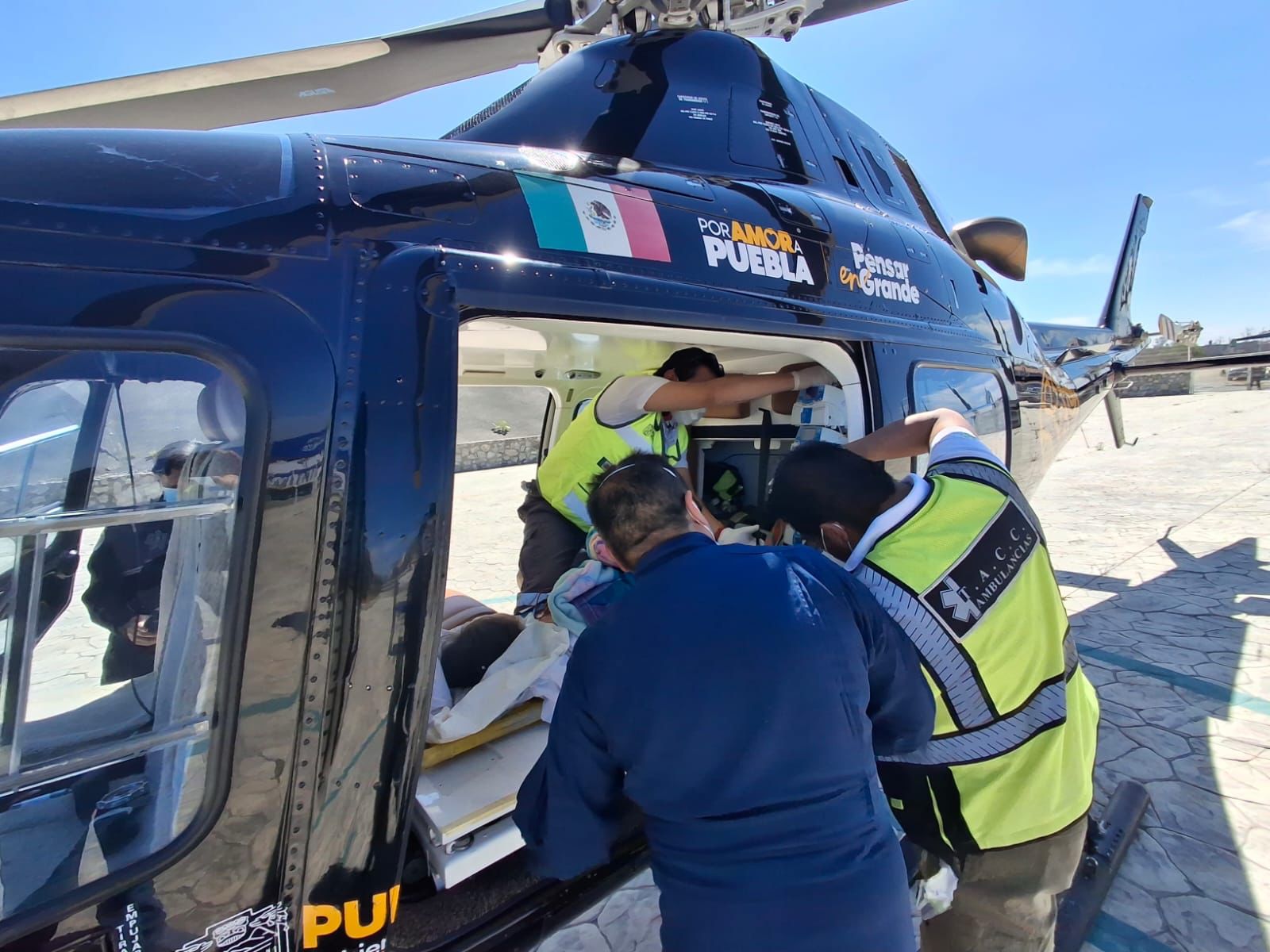 Trasladan vía aérea de niña de Tecamachalco a Tlaxcala