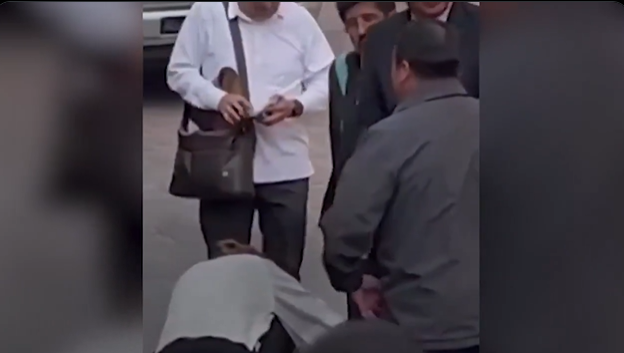 Polémica porque asistentes le limpian los zapatos al presidente de la SCJN