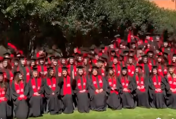 VIDEO Colapsa grada para la foto anual de graduación en la Iberoamericana Santa Fe