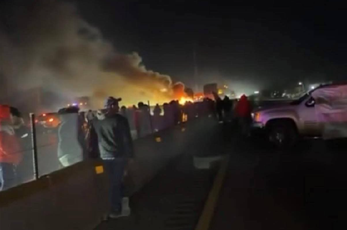 Pobladores de Los Reyes de Juárez bloquean la Puebla-Orizaba por desaparecido