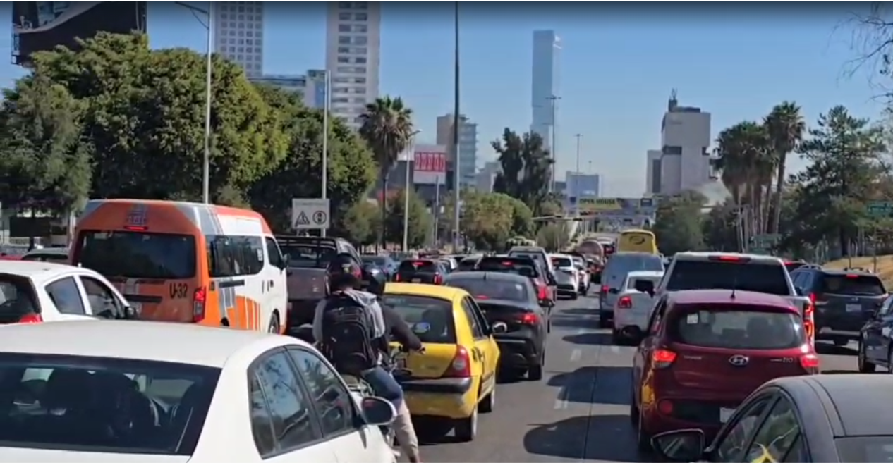 Manifestación de la 28 de Octubre paraliza la Vía Atlixcáyotl 