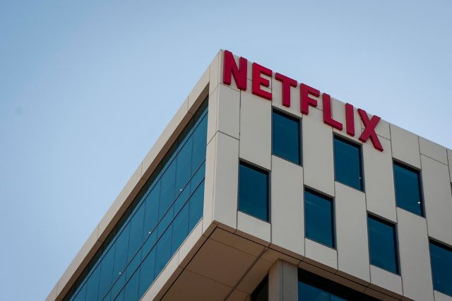 Acciones de Netflix suben 13,75 % tras ceder la adquisición de WBD