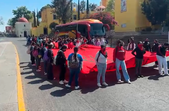 Normalistas de Teteles bloquean la 14 Oriente y anuncian marcha hacia la SEP