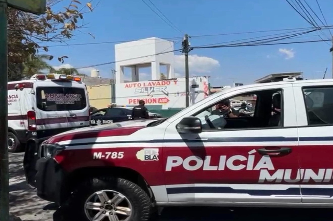 Se pasa alto y choca contra patrulla en Tehuacán