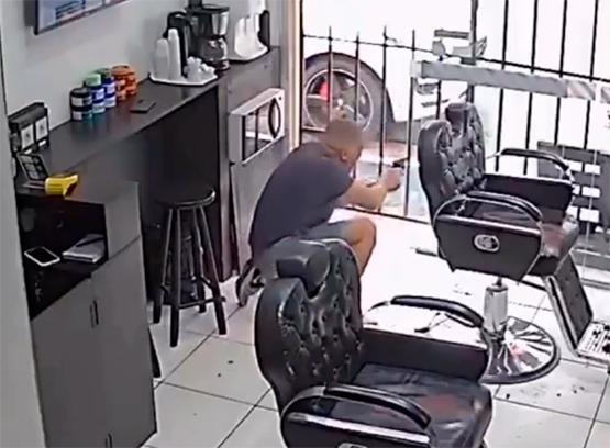 VIDEO Mata policía a presunto asaltante en intento de robo de Porsche