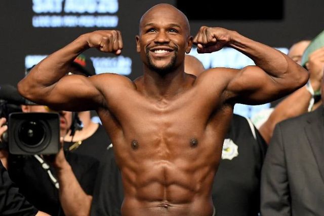 Floyd Mayweather sale del retiro y prepara pelea profesional este verano