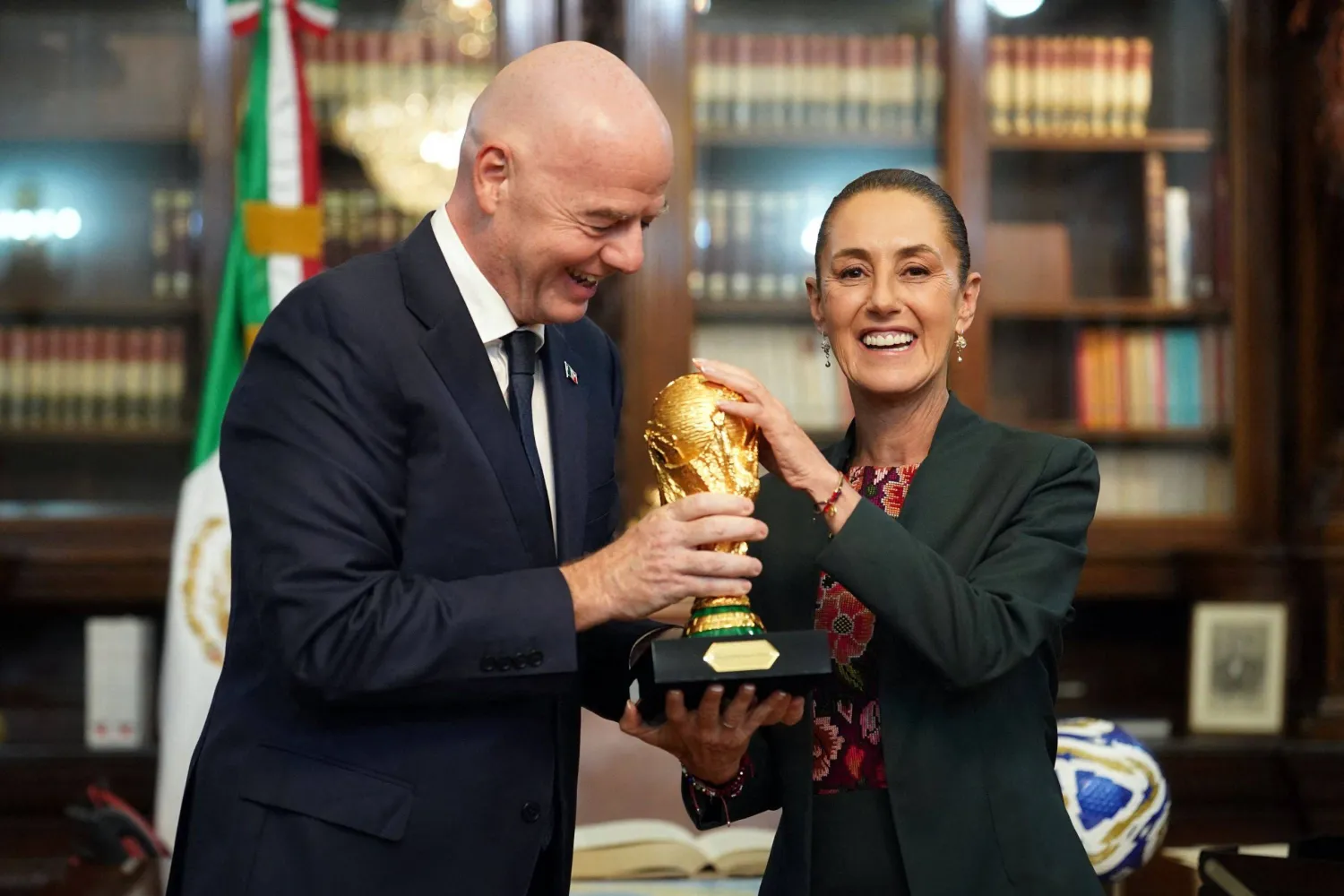 Sheinbaum se reunirá con Gianni Infantino para hablar del Mundial 2026