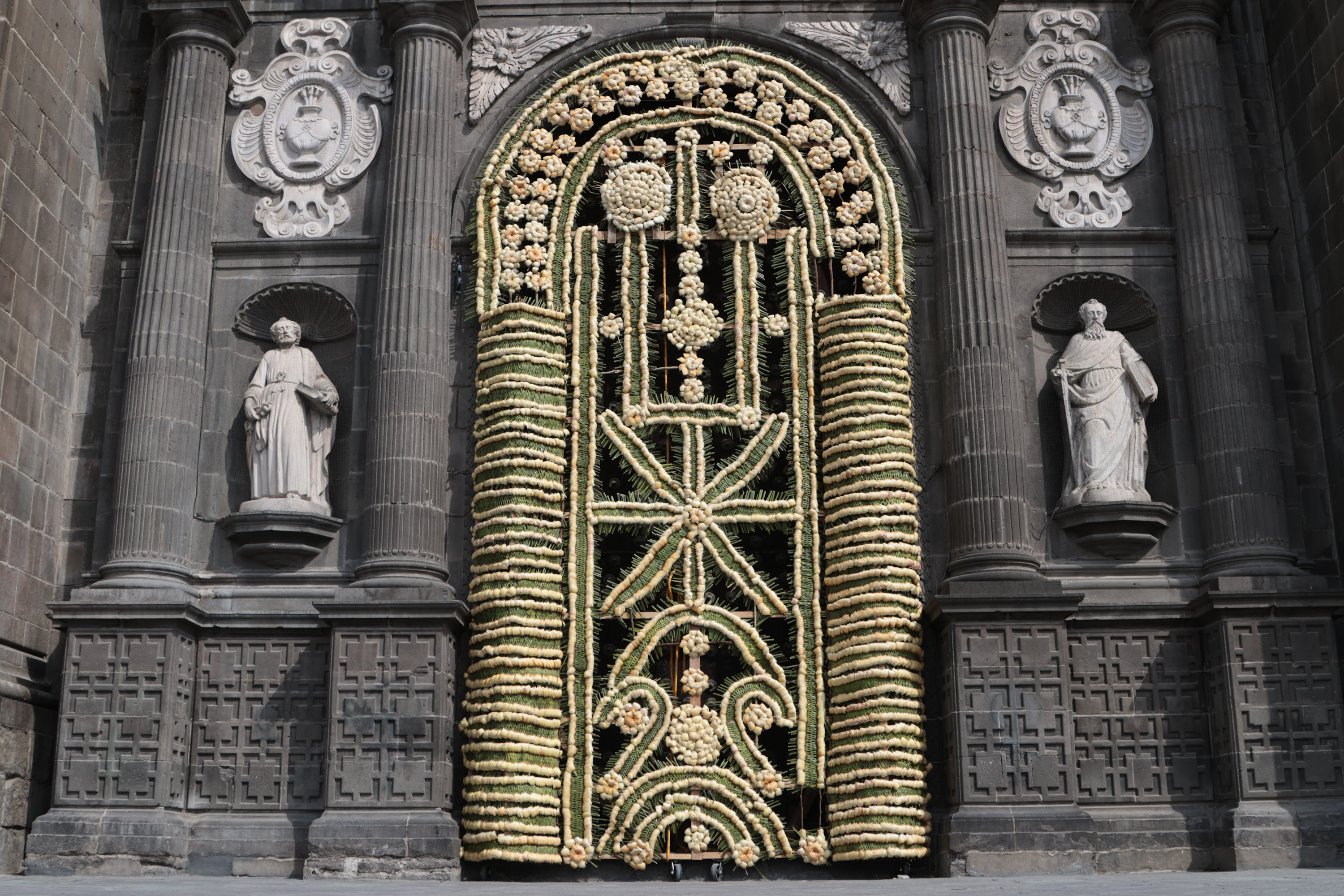 VIDEO Colocan retablo de Flor de Cucharilla en Catedral de Puebla