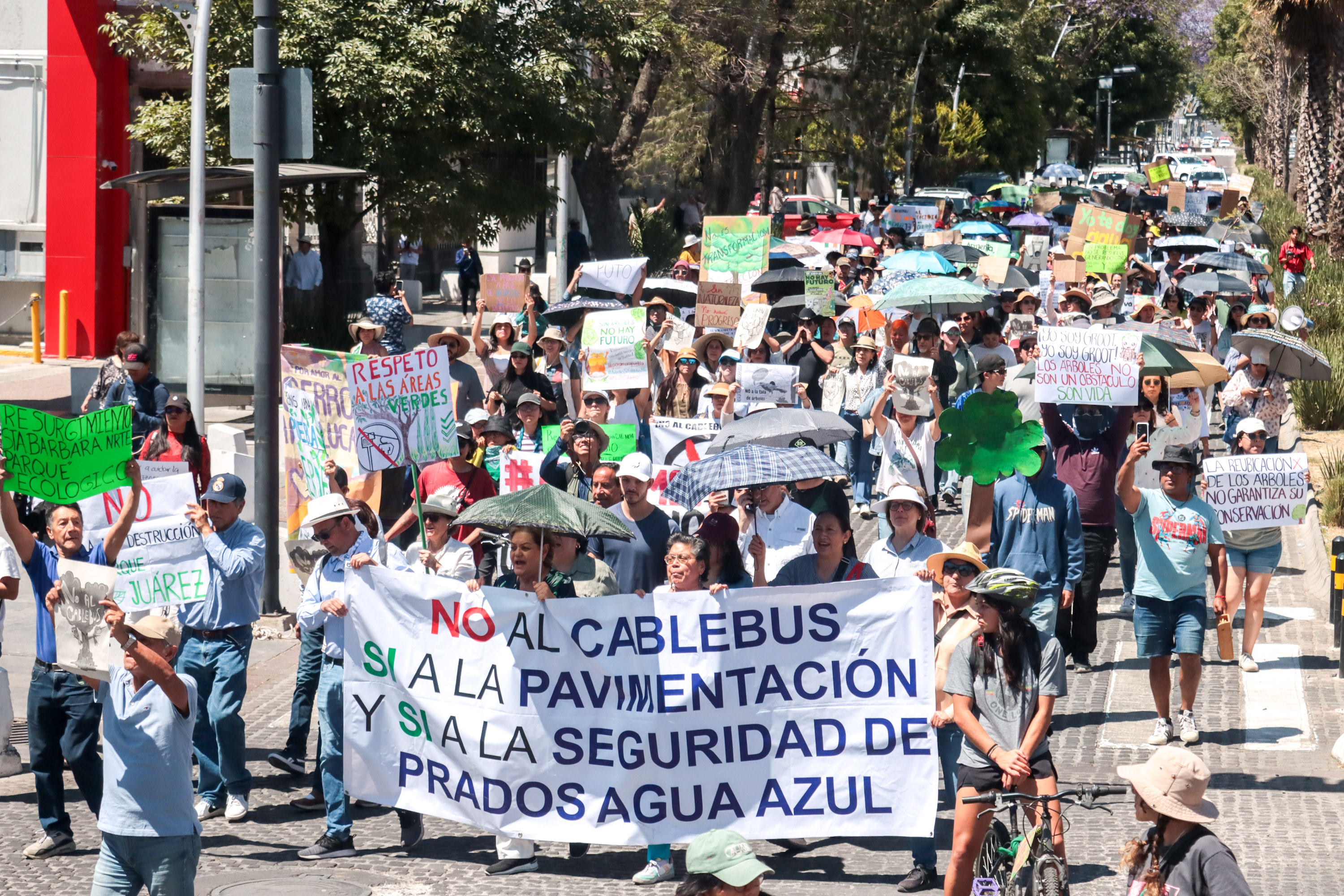 Ambientalistas protestan para reubicar estaciones del Cablebús en Puebla