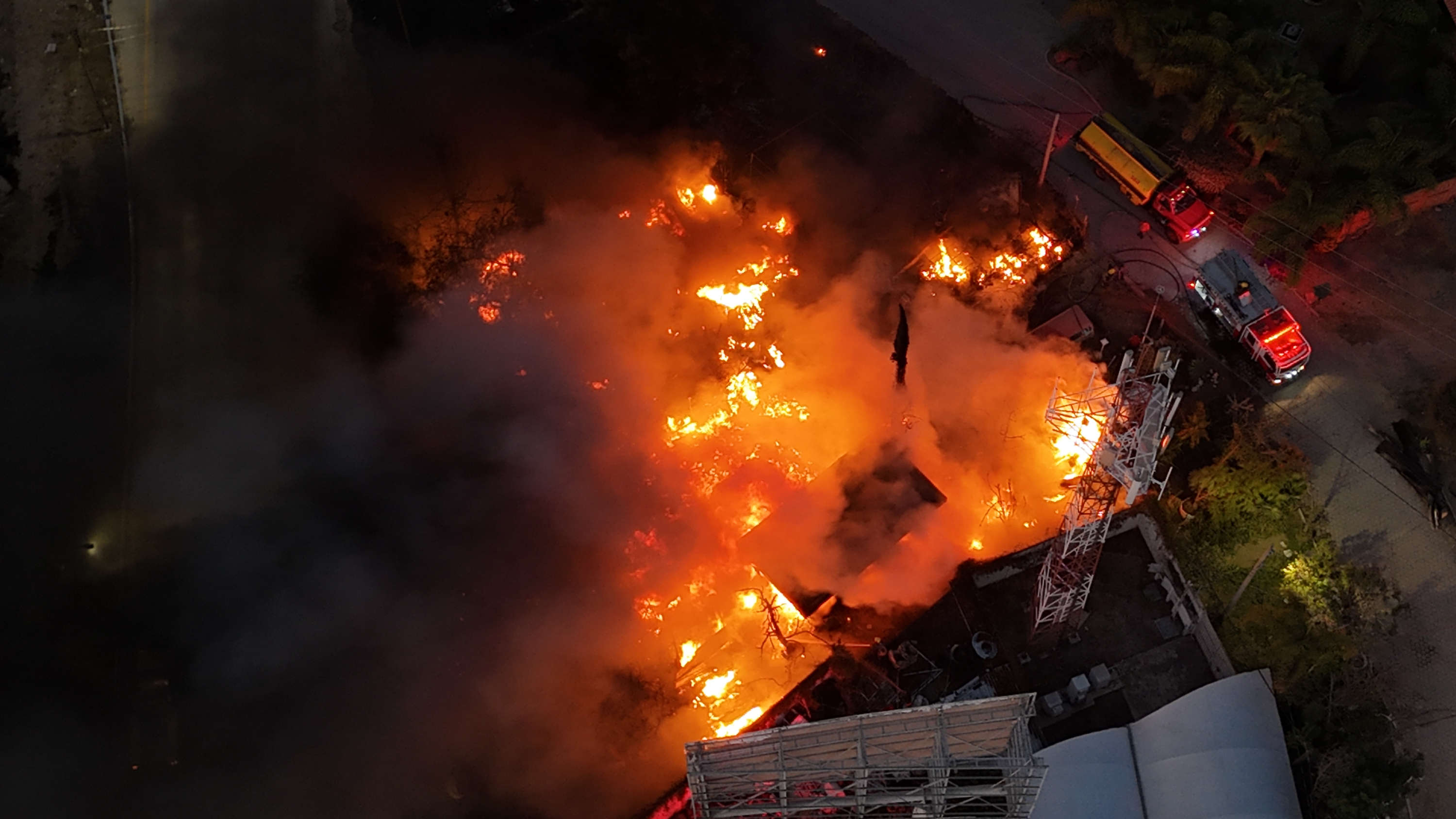 Impresionante, incendio provoca cierre de vialidad en el Periférico Ecológico