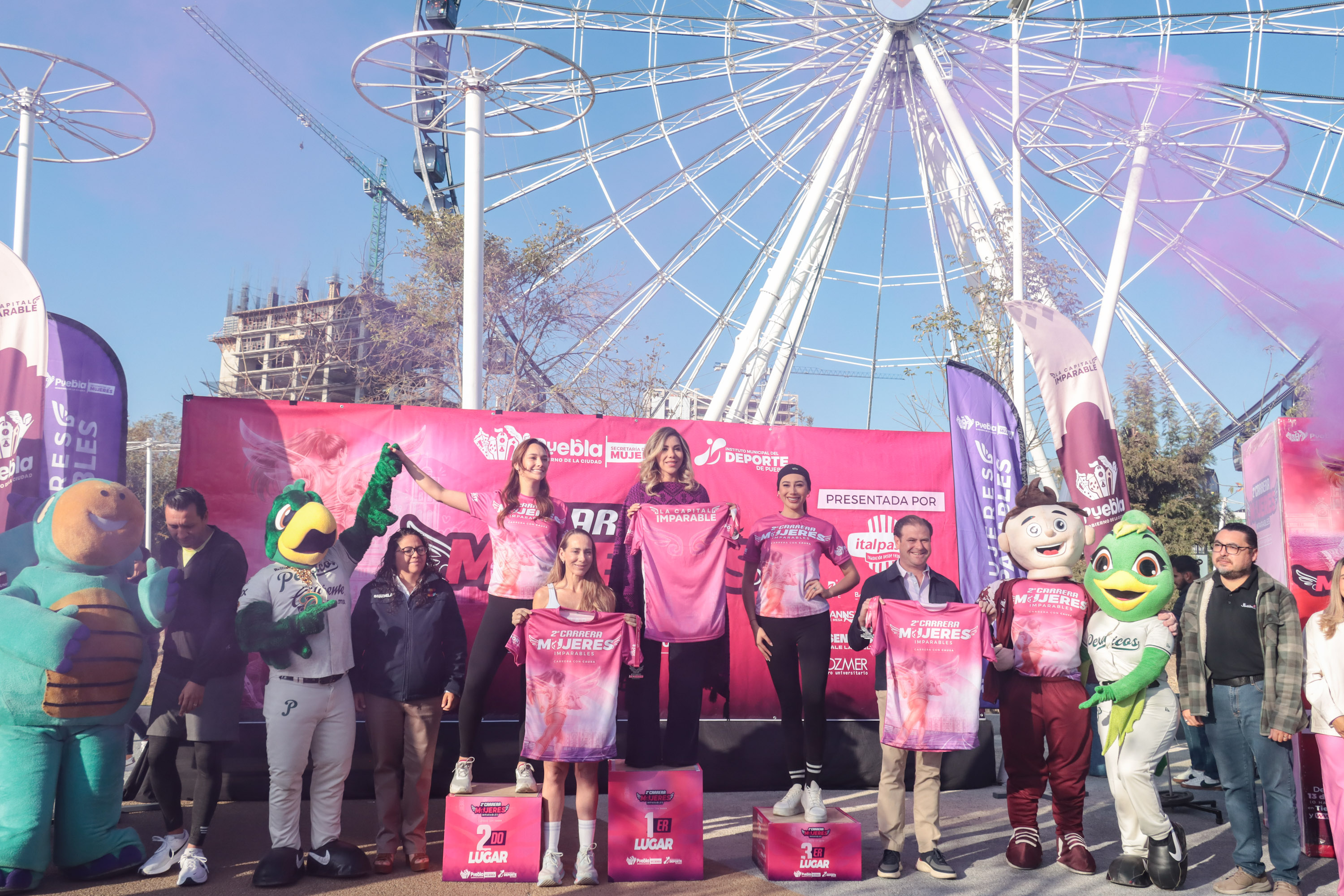 Presentan playera y medalla de la Segunda Carrera Mujeres Imparables en Puebla