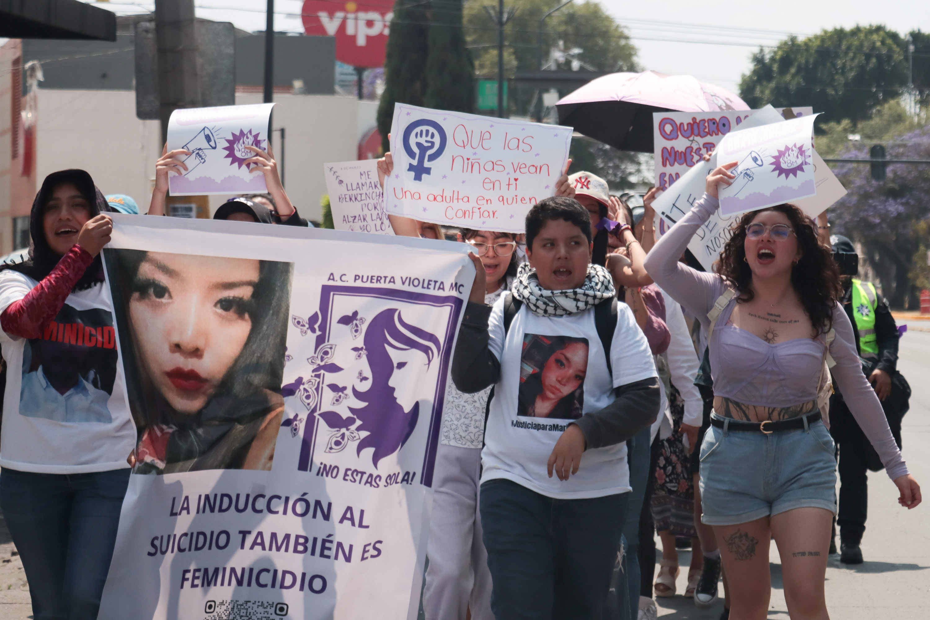 Realizan marcha de Puerta Violeta A.C., arriba a la FGE