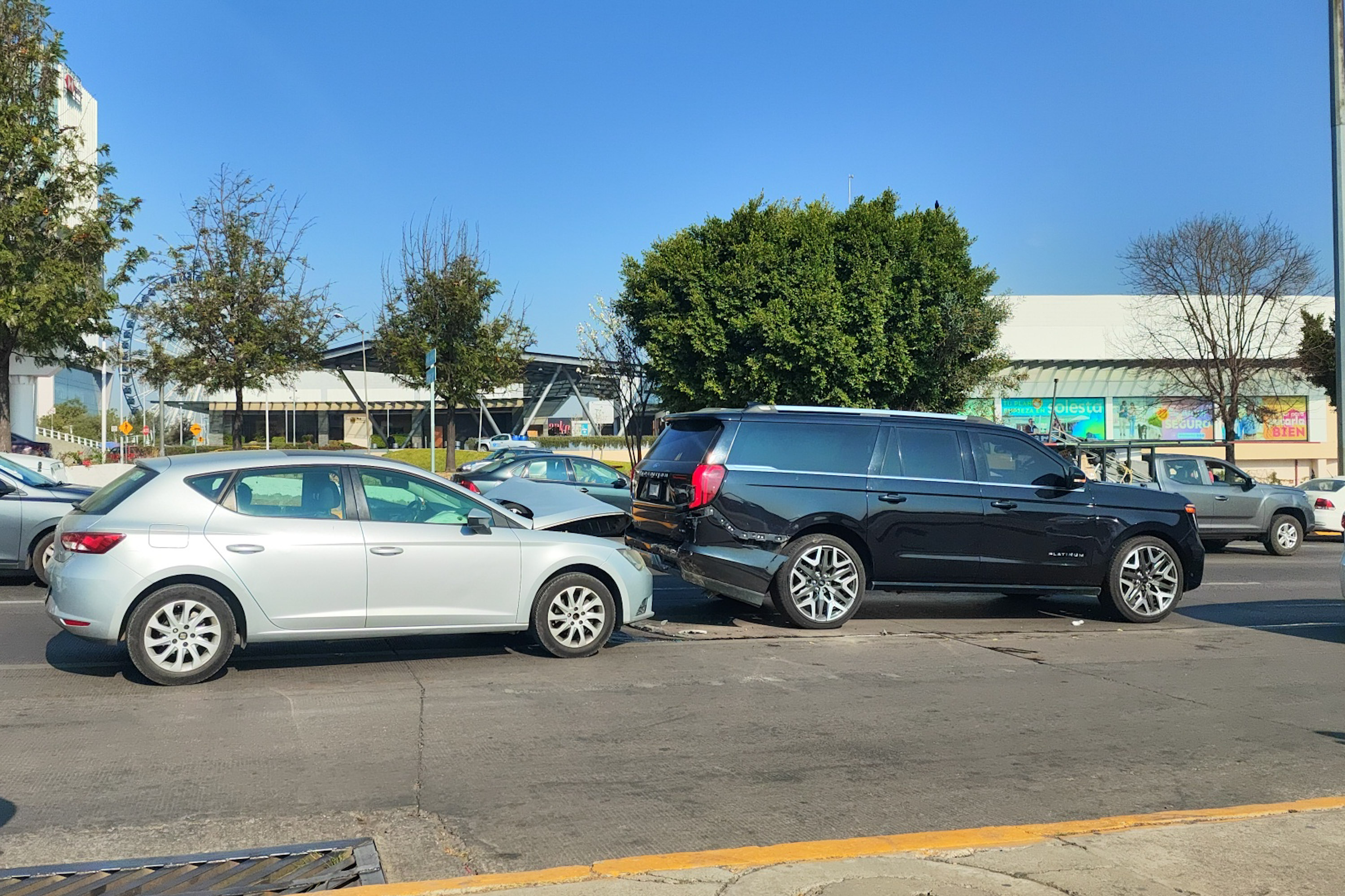 Choque en Vía Atlixcáyotl provoca ligero tráfico en la zona