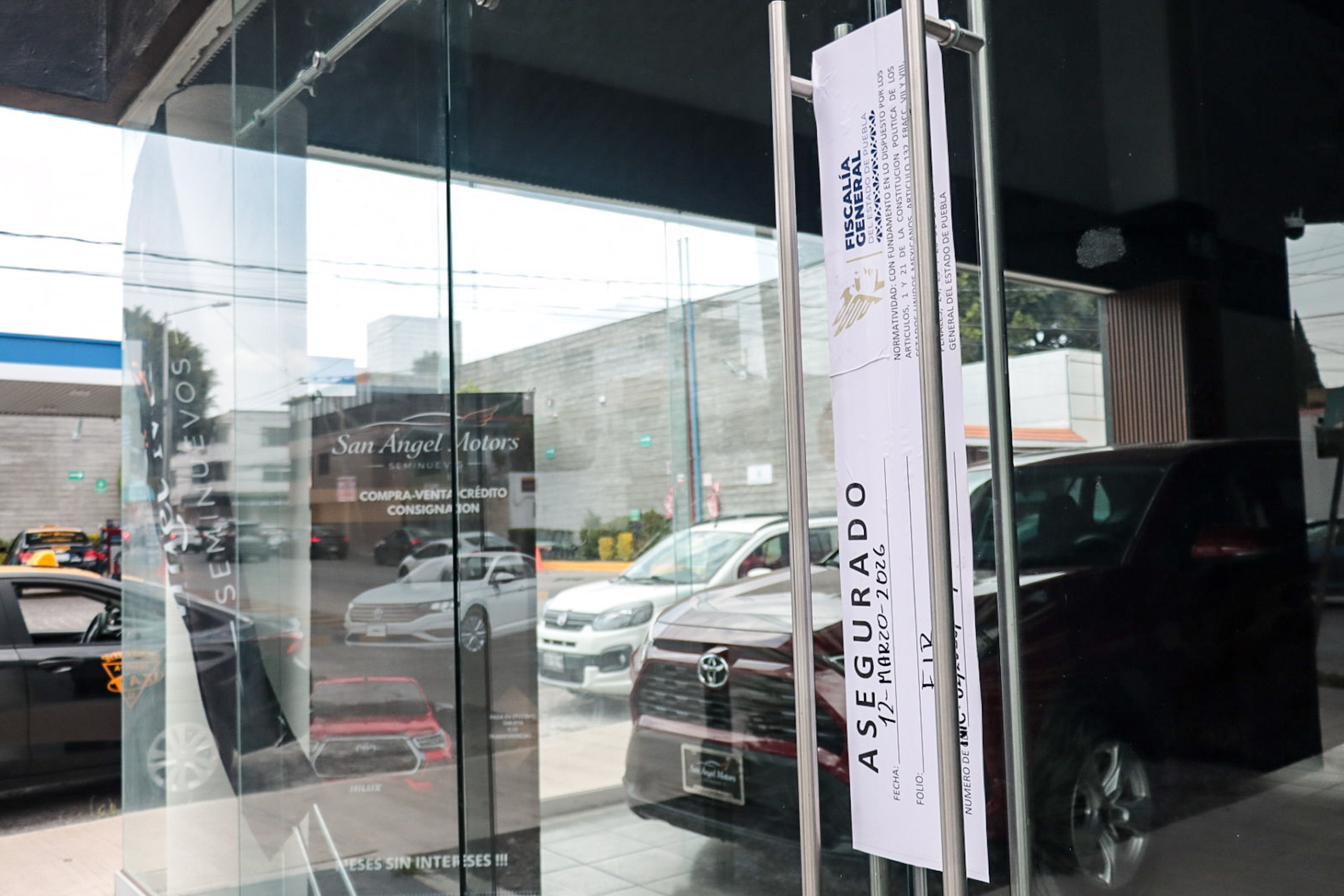 VIDEO FGE de Puebla asegura agencia de autos San Ángel Motors