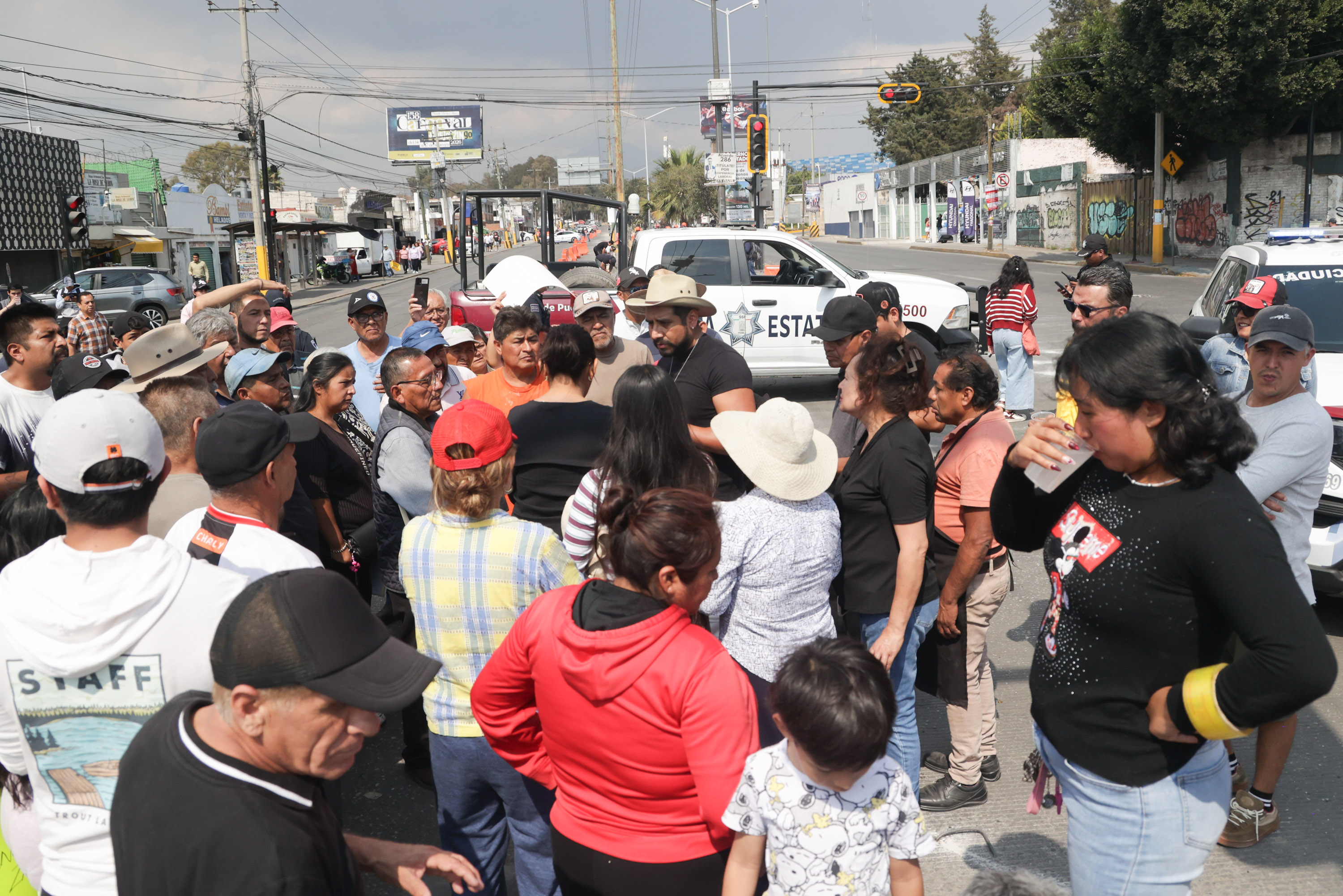 Manifestantes cierran la Calzada Ignacio Zaragoza en Puebla