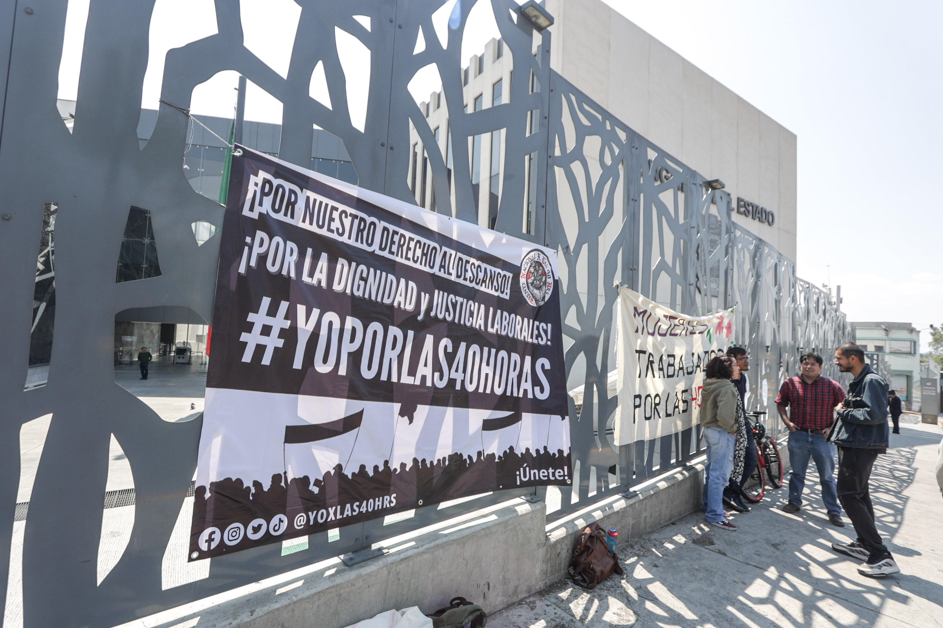 Jóvenes se manifiestan en el Congreso de Puebla por la jornada laboral de 40 horas