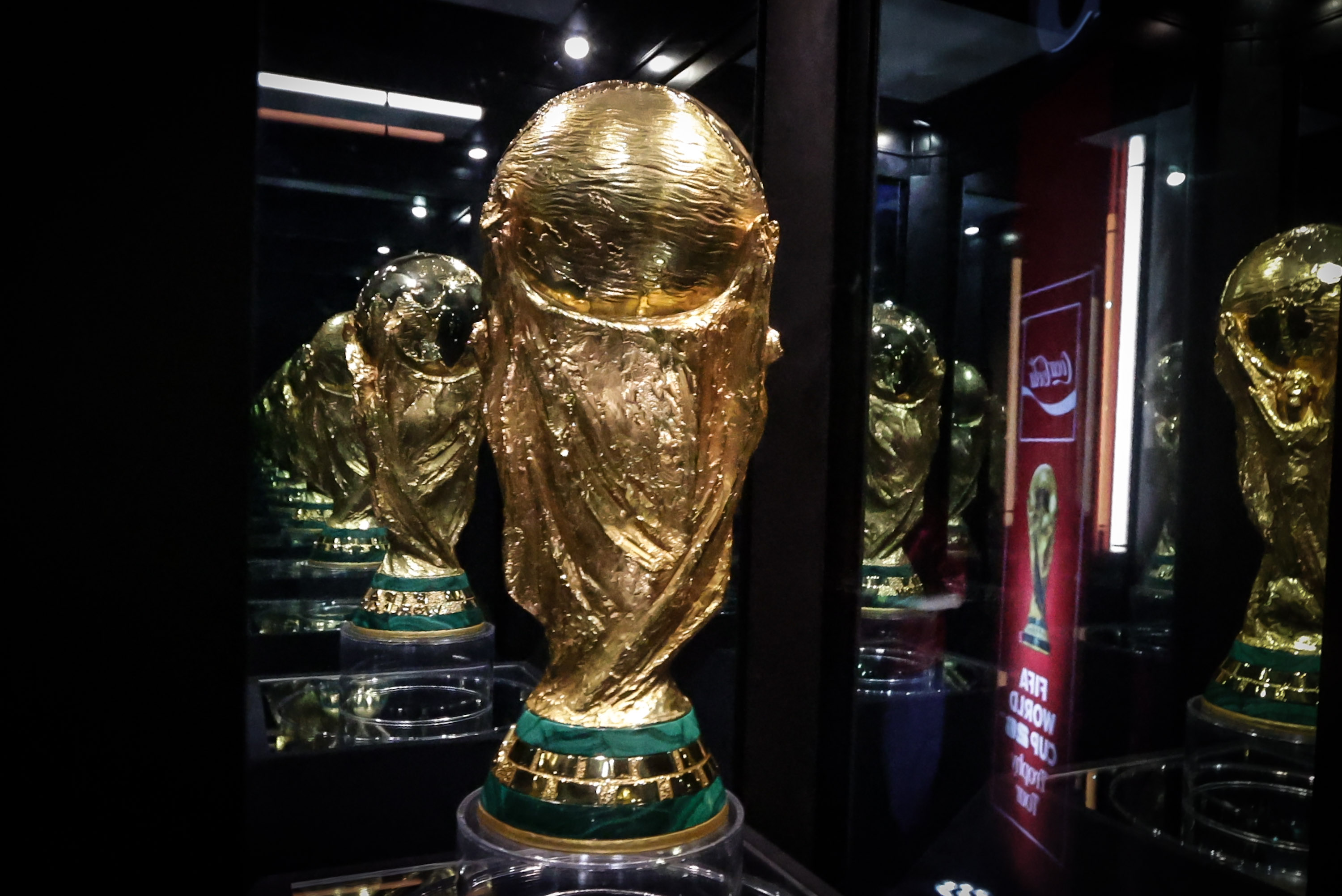 VIDEO Poblanos se toman la selfie con la Copa del Mundo de Futbol