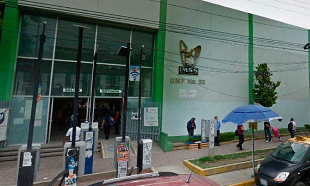 Abuelito muere por infarto mientras compraba pan cerca de la clínica 55 del IMSS en Amalucan