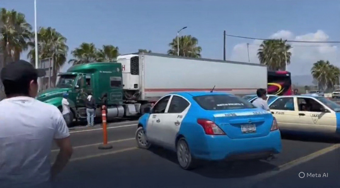 Taxistas de Tehuacán bloquean la autopista Cuacnopalan-Oaxaca ante falta de operativos 