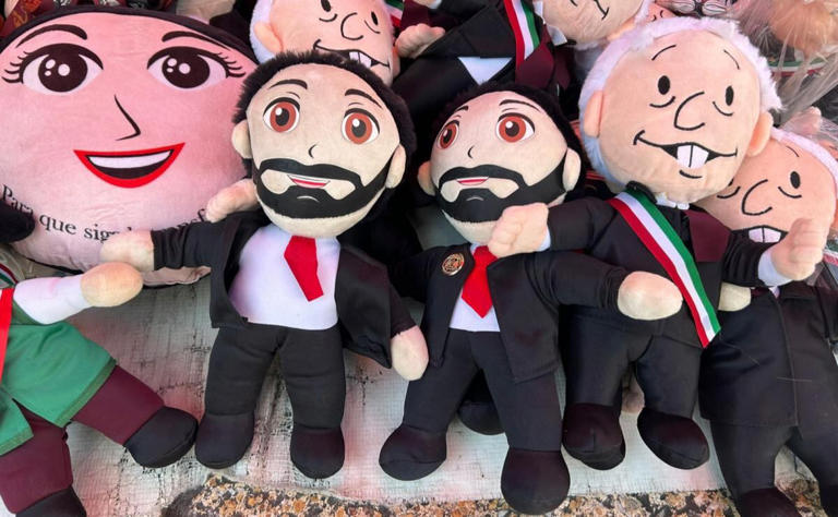 Venden llaveros y peluches con la imagen de Omar García Harfuch en CDMX 