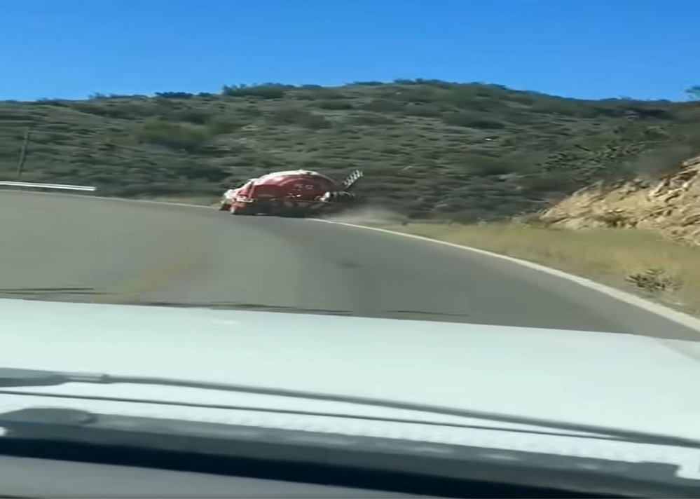 VIDEO Pipa se va directo a un barranco en la Tehuacán-Huajuapan 