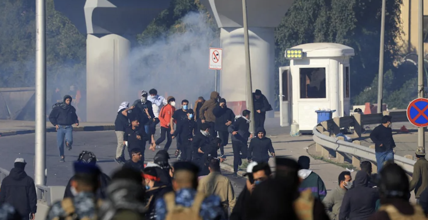 Manifestantes intentan asaltar consulado de EU en Pakistán; reportan 22 muertos y más de 120 heridos