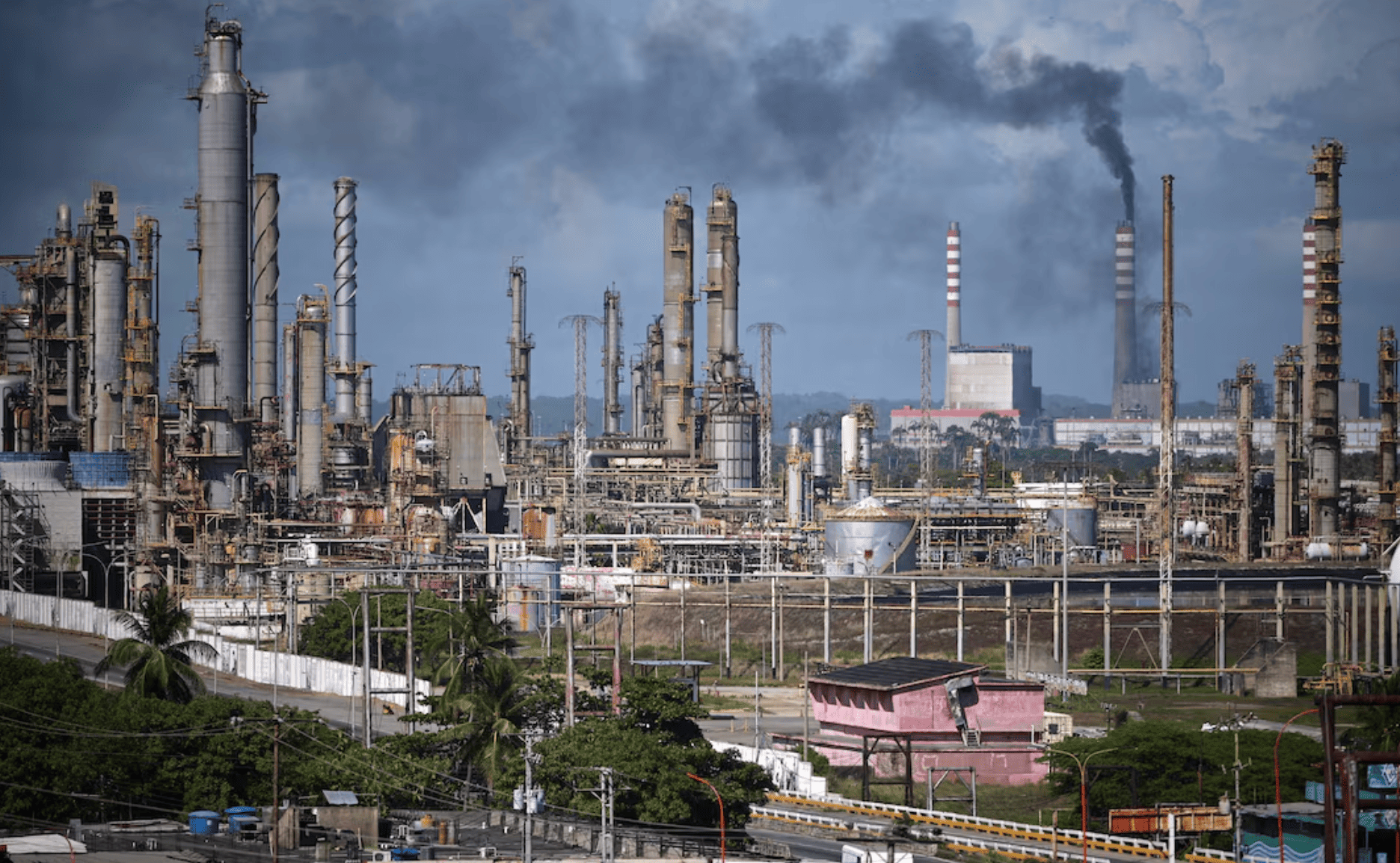 Estados Unidos autoriza a sus empresas explotar y comerciar crudo de Venezuela