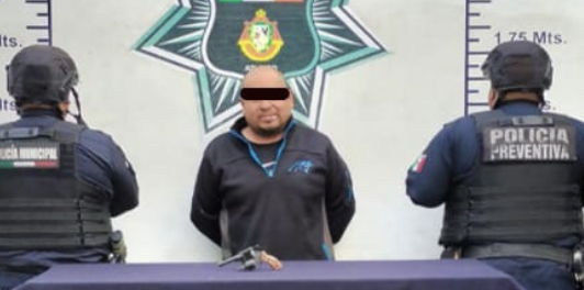 Detienen a hombre por probable portación ilegal de arma en el Centro de Atlixco
