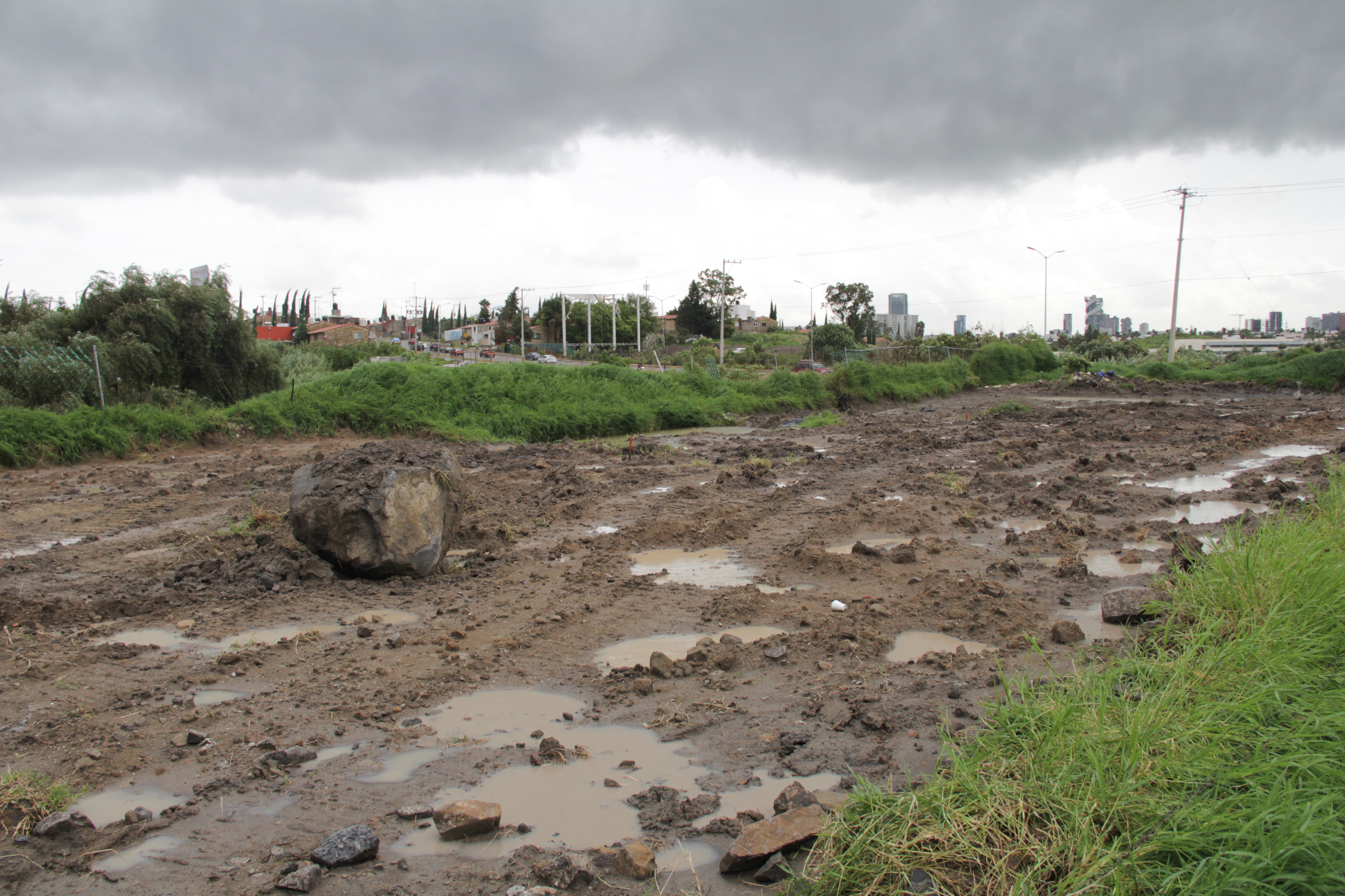 Delincuentes roban vehículo a conductor de plataforma, lo dejan maniatado en Bosque de Chapultepec 