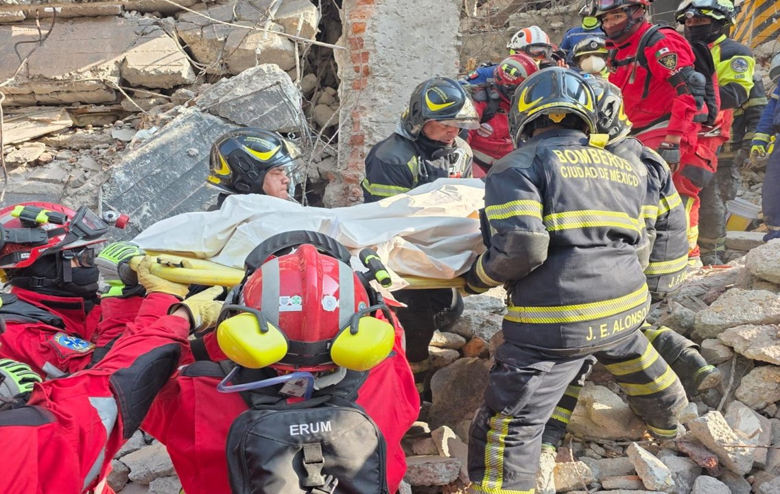 VIDEO Rescatan tercer cuerpo sin vida de trabajador tras colapso de edificio en la CDMX