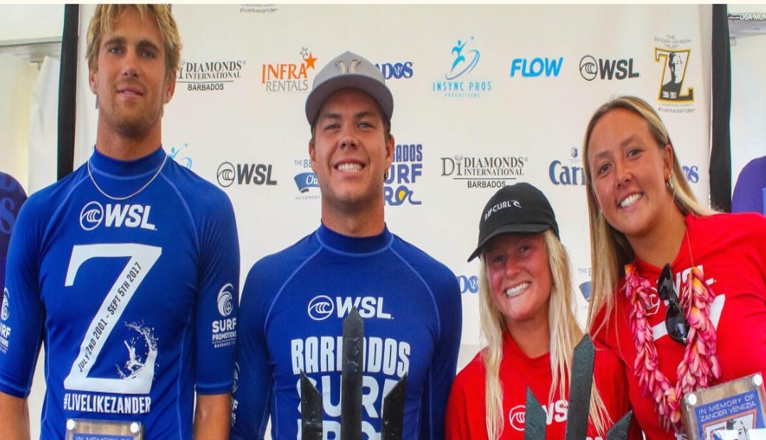 Surfistas mexicanos Enzo Ackermann y Alan Cleland Jr. en el podio en Barbados