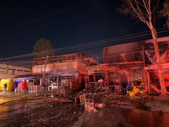 Incendio en la Central de Abastos de Puebla deja daños en locales; no hay lesionados