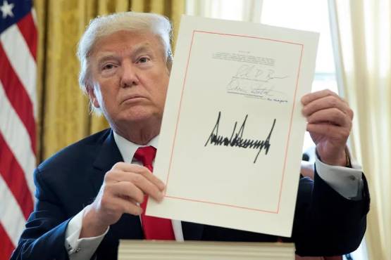 Tesoro de EU anuncia que firma de Trump aparecerá en futuros billetes de dólar