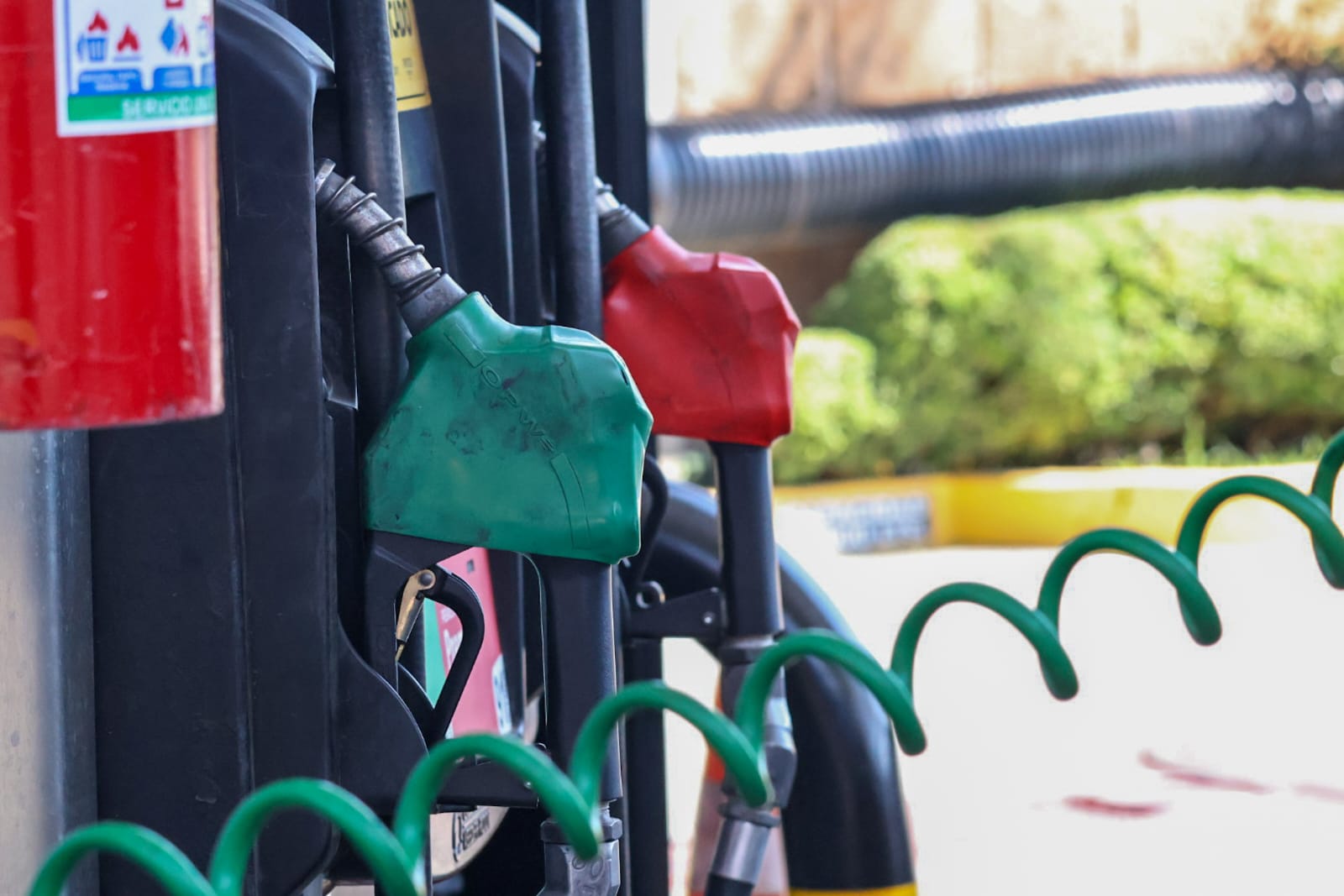 México acuerda mantener gasolina regular por debajo de 24 pesos por litro