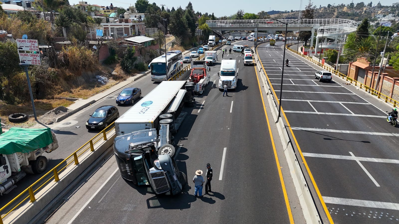 Volcadura de tráiler provoca choque de ambulancia en la Tlaxcala-Apizaco 