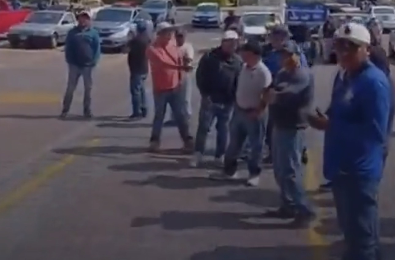 Pobladores toman presidencia municipal de Yehualtepec y piden destitución del alcalde 