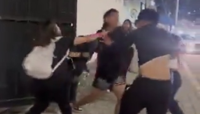 Riña entre jóvenes ebrios en Bulevar Valsequillo queda grabada en video 