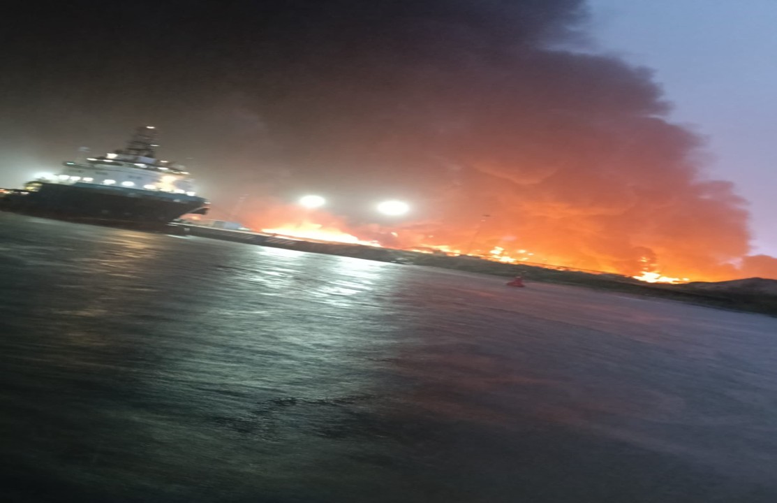 VIDEO Se registra incendio en las inmediaciones de la Refinería Olmeca en Paraíso, Tabasco