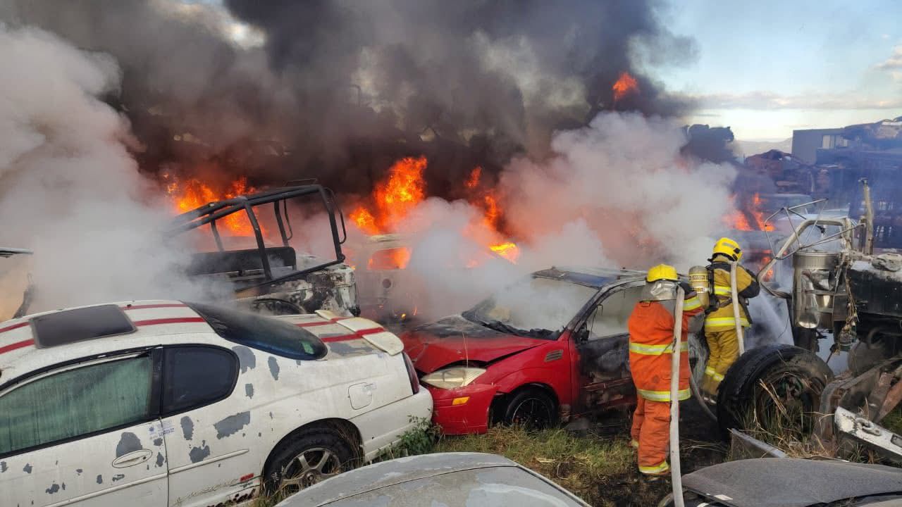 Un total de 59 vehículos siniestrados dejó incendio en Cuautlancingo